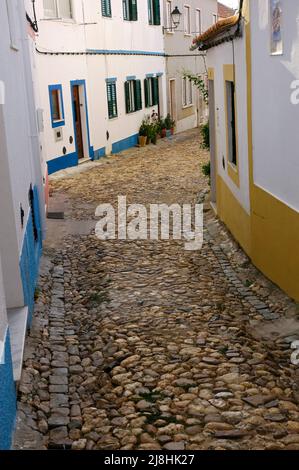 Portugal. Odemira. Blick auf eine typische gepflasterte Straße. Stockfoto