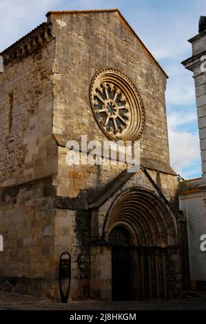 Portugal, Santarém. Kirche Sao Joao de Alporao. 12.-13. Jahrhunderte. Blick auf die Fassade, mit dem Rosenfenster. Stockfoto