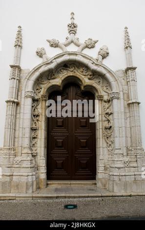 Portugal. Santarém. Kirche unserer Lieben Frau von Marvila. 16. Jahrhundert. Detail der Hauptfassade mit Portal im Manueline-Stil. Stockfoto