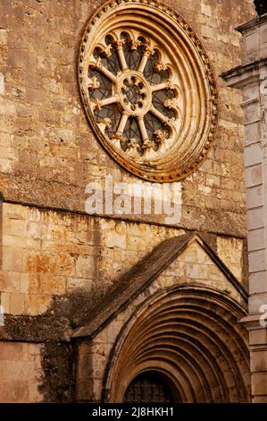 Portugal, Santarém. Kirche Sao Joao de Alporao. 12.-13. Jahrhunderte. Architektonisches Detail der Fassade, mit dem Rosenfenster. Stockfoto