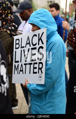 Racine, Wisconsin, USA. 15.. Mai 2022. DIANE LANGE hält während eines Gebets von P. Yeprem Kelegian bei einer Mahnwache für den Frieden in Racine, Wisconsin und der ganzen Welt Sonntag, 15. Mai 2022 auf dem Monument Square in Racine. Die Mahnwache wurde von der Racine Interfaith Coalition organisiert. Am frühen Sonntag wurden im Geschäftsviertel von Uptown zwei Personen, einer davon tödlich, angeschossen, aber die Mahnwache war vor einigen Tagen geplant. (Bild: © Mark Hertzberg/ZUMA Press Wire) Stockfoto