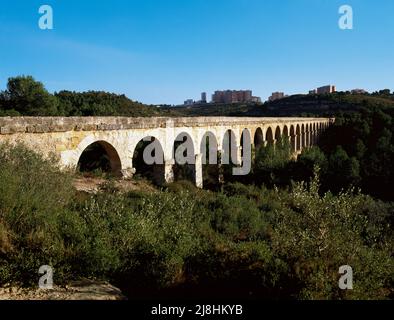 Spanien, Katalonien. Aquädukt von Tarragona, auch bekannt als die Brücke von Ferreres oder Pont del Diable. Es wurde zur Zeit von Kaiser Augustus (63 v. Chr.-14 n. Chr.) erbaut. Stockfoto