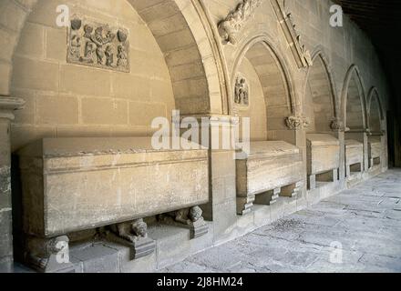 Spanien, Aragón, Huesca. Abtei von San Pedro el Viejo. Gräber in einer der Galerien des Klosters. Stockfoto