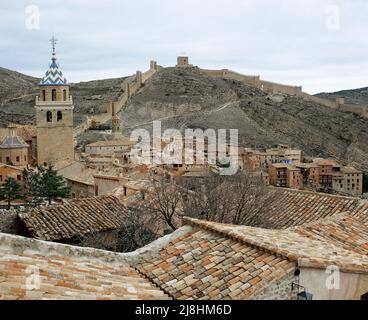 Spanien, Aragon, Albarracin. Panoramablick auf das mittelalterliche Dorf. Stockfoto