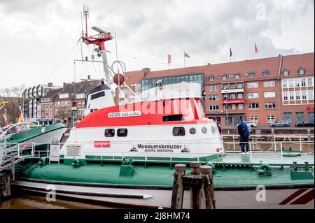 Emden (Ostfriesland, Deutschland): Hafen mit Rettungskreuzer,; Hafen mit SAR-Schiff Stockfoto