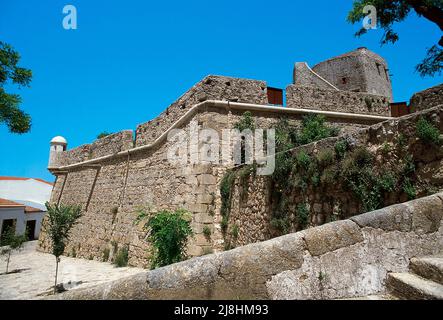 Spanien, Extremadura, Valencia de Alcantara. Blick auf die Burg, die aus dem 13.. Jahrhundert mit einem anfänglichen Layout arabischen Ursprungs stammt. Stockfoto