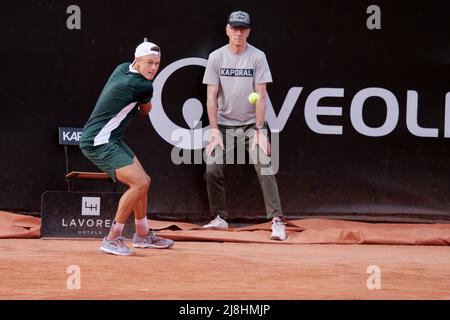 Lyon, Frankreich, 15/05/2022, Holger Rune (DEN) im Einsatz gegen Arthur Rinderknech (FRA) während der Runde von 32 beim Open Parc Auvergne-Rhone-Alpes Lyon 2022, ATP 250 Tennisturnier am 15. Mai 2022 im Parc de la Tete d'Or in Lyon, Frankreich - Foto: Patrick Cannaux/DPPI/LiveMedia Stockfoto