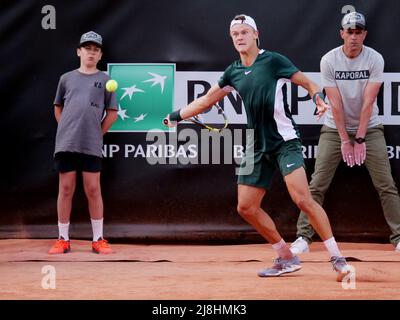 Lyon, Frankreich, 15/05/2022, Holger Rune (DEN) im Einsatz gegen Arthur Rinderknech (FRA) während der Runde von 32 beim Open Parc Auvergne-Rhone-Alpes Lyon 2022, ATP 250 Tennisturnier am 15. Mai 2022 im Parc de la Tete d'Or in Lyon, Frankreich - Foto: Patrick Cannaux/DPPI/LiveMedia Stockfoto