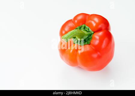 Frische reife süße rote Paprika auf weißem Hintergrund. Gesundes veganes Essen und Zutaten für das Kochkonzept. Nahaufnahme, Kopierbereich Stockfoto