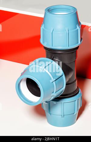 Anschluss Dreifacharmatur für pvc-Rohr. Vertikales Bild. Nahaufnahme. Stockfoto