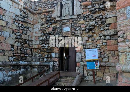 Fort von Sao Miguel Arcanjo Fassade in Nazare. Berühmtes Reiseziel für Surf-Liebhaber auf der ganzen Welt in Portugal Stockfoto