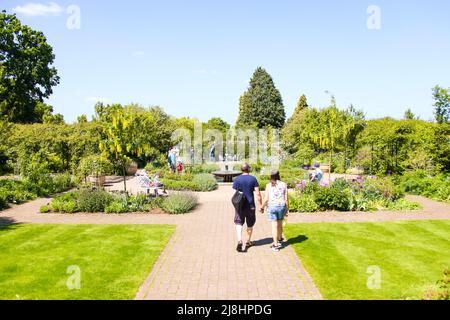 Menschen, die im Cottage Garden im RHS Garden Wisley, Surrey, England, Großbritannien, 2022 Tage lang spazieren gehen Stockfoto