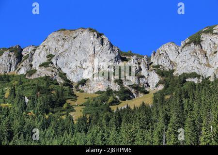 Giewont-Massiv von der Südseite im Tatra-Gebirge in Polen gesehen. Stockfoto