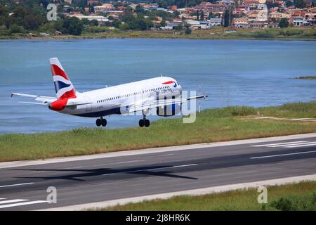 Korfu, Griechenland - Juni 5, 2016: British Airways Airbus A320 kommt zu den internationalen Flughafen Korfu, Griechenland. British Airways ist die nationale Fluggesellschaft des U Stockfoto