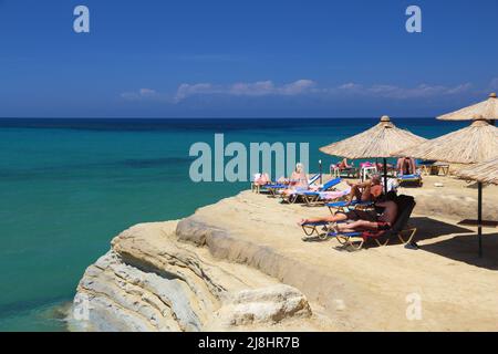 Korfu, Griechenland - 31. MAI 2016: Menschen am Strand in Sidari, Korfu, Griechenland genießen. 558.000 Touristen besucht, Korfu im Jahr 2012. Stockfoto