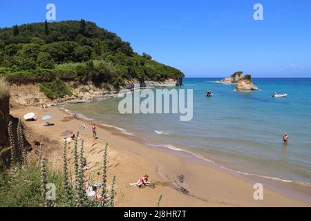 Korfu, Griechenland - 31. MAI 2016: Menschen am Strand in Sidari, Korfu, Griechenland genießen. 558.000 Touristen besucht, Korfu im Jahr 2012. Stockfoto
