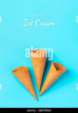 Ein Set Waffelkegel für Eiscreme auf blauem Hintergrund. Stockfoto