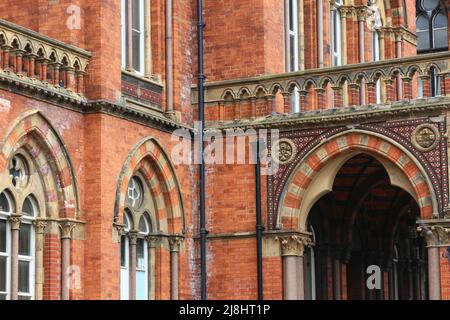 Leeds City Wahrzeichen, Großbritannien. Leeds General Infirmary - alte Krankenhausarchitektur. Denkmalgeschütztes Gebäude. Stockfoto