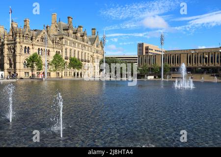 BRADFORD, Großbritannien - 11 Juli, 2016: die Menschen besuchen Centenary Square in Bradford, UK. Bradford ist eine der größten Städte in Yorkshire mit einer Bevölkerung von 528,155 Stockfoto