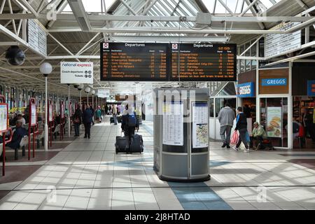 LEEDS, Großbritannien - 11. JULI 2016: Passagiere warten am Busbahnhof Leeds City in Großbritannien. Leeds Stadtgebiet hat 1,78 Millionen Einwohner. Stockfoto