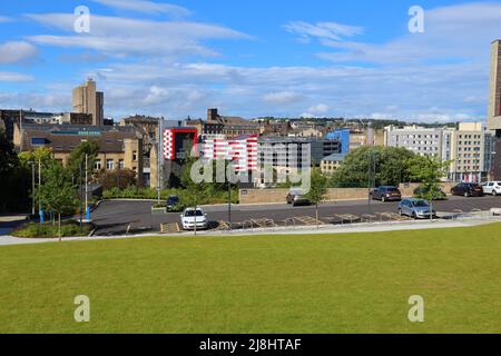 BRADFORD, Großbritannien - 11. JULI 2016: Stadtbild der Innenstadt von Bradford in Großbritannien. Bradford ist eine der größten Städte in Yorkshire mit 528.155 Einwohnern Stockfoto