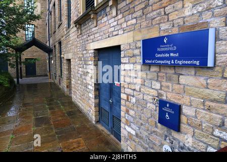 HUDDERSFIELD, Großbritannien - 10 JULI 2016: Universität Huddersfield, West Yorkshire, UK. Die Universität hat fast 20.000 Studenten. Stockfoto