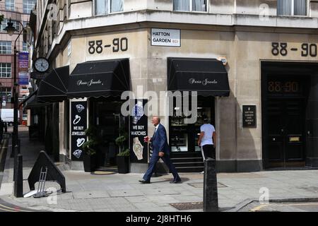 LONDON, Großbritannien - 9. JULI 2016: Menschen gehen im Hatton Garden im Londoner Stadtteil Holborn spazieren. Hatton Garden Safe Deposit Company war an der 2015 Hei beteiligt Stockfoto