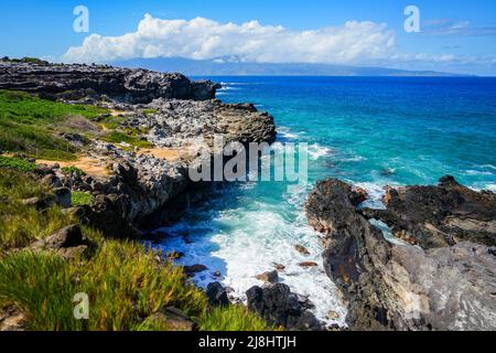 Ironwood Cliffs auf Hawea Point entlang des Kapalua Coastal Trail im Westen von Maui Island, Hawaii Stockfoto