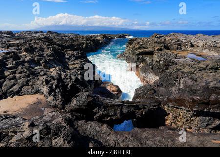 Zerklüftete Küste an der Spitze des Makaluapuna Point in West Maui, Hawaii - Lava Cliffs of Dragon's Point auf dem Kapalua Coastal Trail Stockfoto