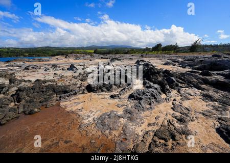 Zerklüftete Küste an der Spitze des Makaluapuna Point in West Maui, Hawaii - Lava Cliffs of Dragon's Point auf dem Kapalua Coastal Trail Stockfoto