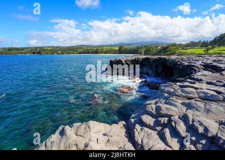 Zerklüftete Küste an der Spitze des Makaluapuna Point in West Maui, Hawaii - Lava Cliffs of Dragon's Point auf dem Kapalua Coastal Trail Stockfoto