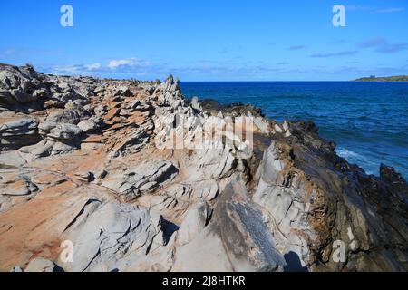 Drachenzähne scharfe Lavasteine am Makaluapuna Point in West Maui, Hawaii - Felsformationen aufgrund der schnellen Abkühlung der Lava, die in den Pacif fließt Stockfoto