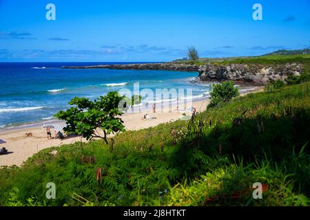 Oneloa Beach entlang des Kapalua Coastal Trail auf West Maui, Hawaii - malerischer Strand mit durchsichtigem Wasser im Pazifischen Ozean Stockfoto