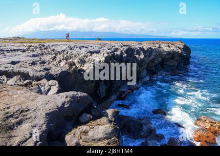 Zerklüftete Küste an der Spitze des Makaluapuna Point in West Maui, Hawaii - Lava Cliffs of Dragon's Point auf dem Kapalua Coastal Trail Stockfoto