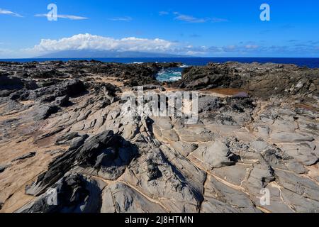 Zerklüftete Küste an der Spitze des Makaluapuna Point in West Maui, Hawaii - Lava Cliffs of Dragon's Point auf dem Kapalua Coastal Trail Stockfoto