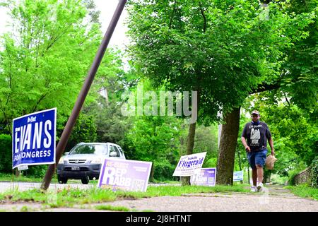 Philadelphia, Usa. 16.. Mai 2022. Am 16. Mai 2022 werden vor einem Wahllokal in Philadelphia, Pennsylvania, USA, Wahlkampfzeichen für Kandidaten bei den Primärwahlen in Pennsylvania ausgehängt. Kredit: OOgImages/Alamy Live Nachrichten Stockfoto