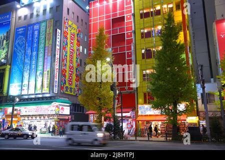 TOKIO, JAPAN - 1. DEZEMBER 2016: Nächtlicher Verkehr Akihabara in Tokio. Akihabara Bezirk ist bekannt als Electric Town Bezirk, es hat Reputatio Stockfoto