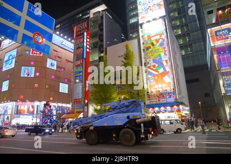 TOKIO, JAPAN - 1. DEZEMBER 2016: Verkehr in der Nacht Akihabara Bezirk von Tokio. Akihabara Bezirk ist bekannt als Electric Town Bezirk, es hat Reputatio Stockfoto