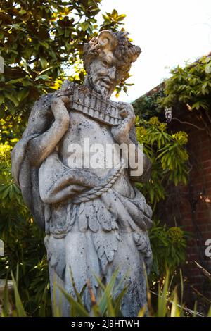 Statue von 'Pan' die griechische Fruchtbarkeitsgottheit oder der gott der Wilden und Begleiter von Nymphen im RHS Garden Wisley, Surrey, England, UK, 2022 Tage Stockfoto