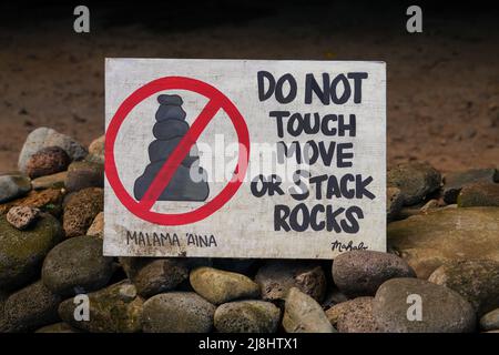 Schild, das das Stapeln von Felsen in der Maniniholo Dry Cave entlang des Kuhio Highway am Nordufer der Kauai Insel in Hawaii, United Sta, verbietet Stockfoto