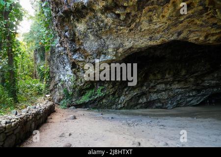 Maniniholo Dry Cave entlang des Kuhio Highway neben dem Haena Beach Park am Nordufer der Kauai Insel in Hawaii, USA Stockfoto
