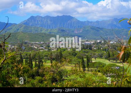 Die Innenstadt von Kailua im Osten von Oahu, wie von der Lanikai Pillbox Wanderung in Hawaii, USA, aus gesehen Stockfoto