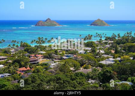 Moku Nui und Moku Iki, zwei Inseln des Mokulua Seabird Sanctuary von der Lanikai Pillbox Wanderung in Kailua aus gesehen, auf der östlichen Seite von Oahu in Hawaii, UN Stockfoto