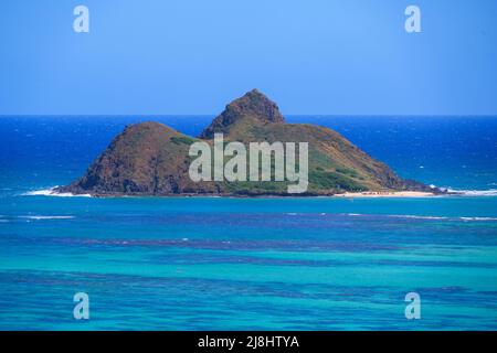 Moku Nui, eine der beiden Inseln des Mokulua Seabird Sanctuary von der Lanikai Pillbox Wanderung in Kailua aus gesehen, auf der östlichen Seite von Oahu in Hawaii, Einheit Stockfoto