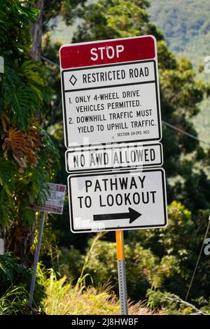 Beschränkendes Straßenschild am Eingang des Waipi'o Valley im Norden von Big Island auf Hawaii - Straße nur für Fahrzeuge mit 4 Rädern erlaubt Stockfoto