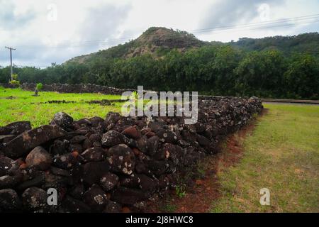 Poliahu Heiau entlang des Wailua Heritage Trail in der Nähe von Lihue auf der Insel Kauai, der Garteninsel Hawaii - Ruinen eines alten Tempels der Hawaiianischen Mythologie Stockfoto