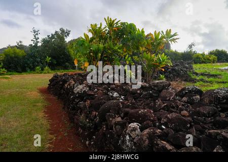 Poliahu Heiau entlang des Wailua Heritage Trail in der Nähe von Lihue auf der Insel Kauai, der Garteninsel Hawaii - Ruinen eines alten Tempels der Hawaiianischen Mythologie Stockfoto