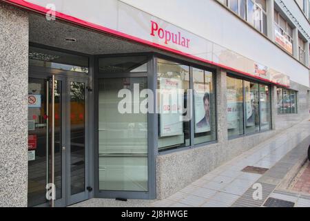 GRAN CANARIA, SPANIEN - 28. NOVEMBER 2015: Beliebte Bankfiliale auf Gran Canaria, Spanien. Die Finanzgruppe Banco Popular Espanol wurde von der Banco Sant gekauft Stockfoto