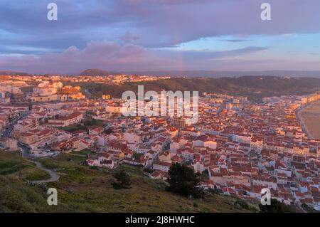 Überblick über das Dorf Nazare während der Sonnenuntergangszeit in Portugal Stockfoto