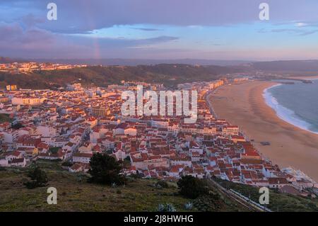 Überblick über das Dorf Nazare während der Sonnenuntergangszeit in Portugal Stockfoto